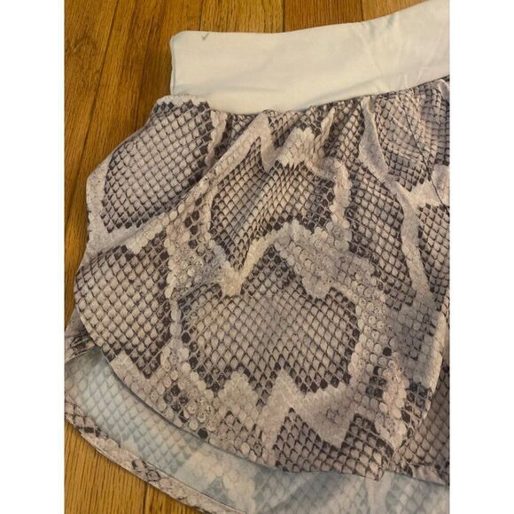 Varley Women's Snake Print pull on back zipper pocket Athletic Shorts sz Small - Picture 2 of 7